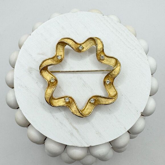 SARAH COVENTRY Large Gold Tone Wreath Ribbon & Rhinestone Pin Brooch Vintage - Picture 2 of 8